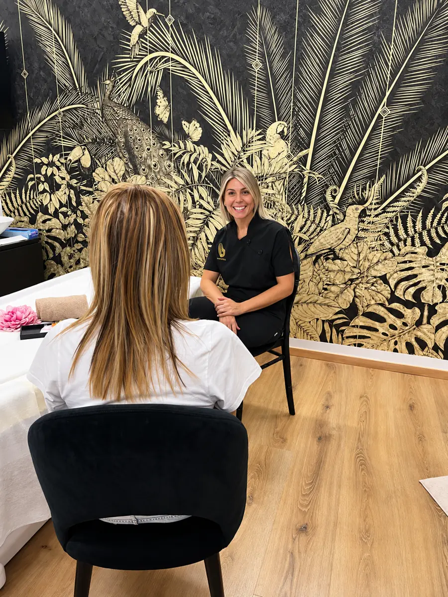 Silvia Carpineti ascolta una cliente durante la consulenza nella cabina Eterea