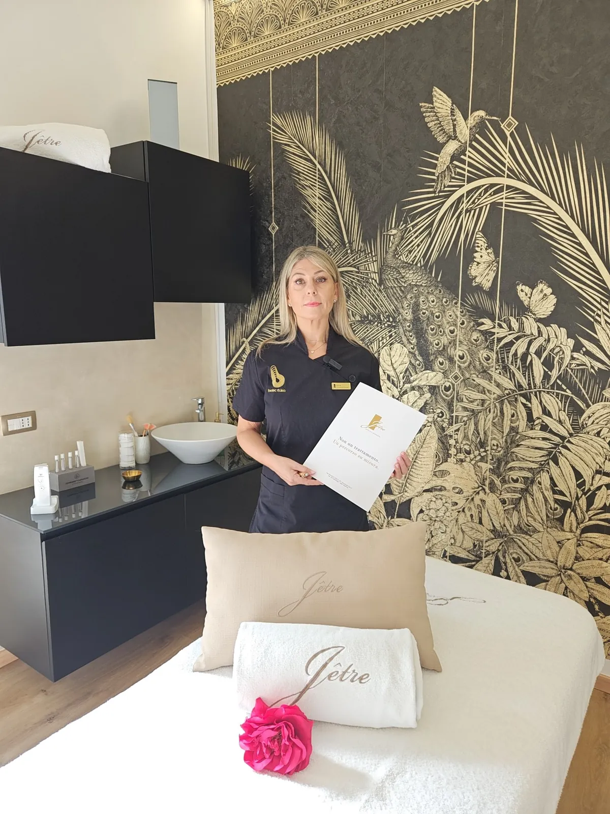 Silvia Carpineti con la scheda di consulenza nella cabina Jêtre