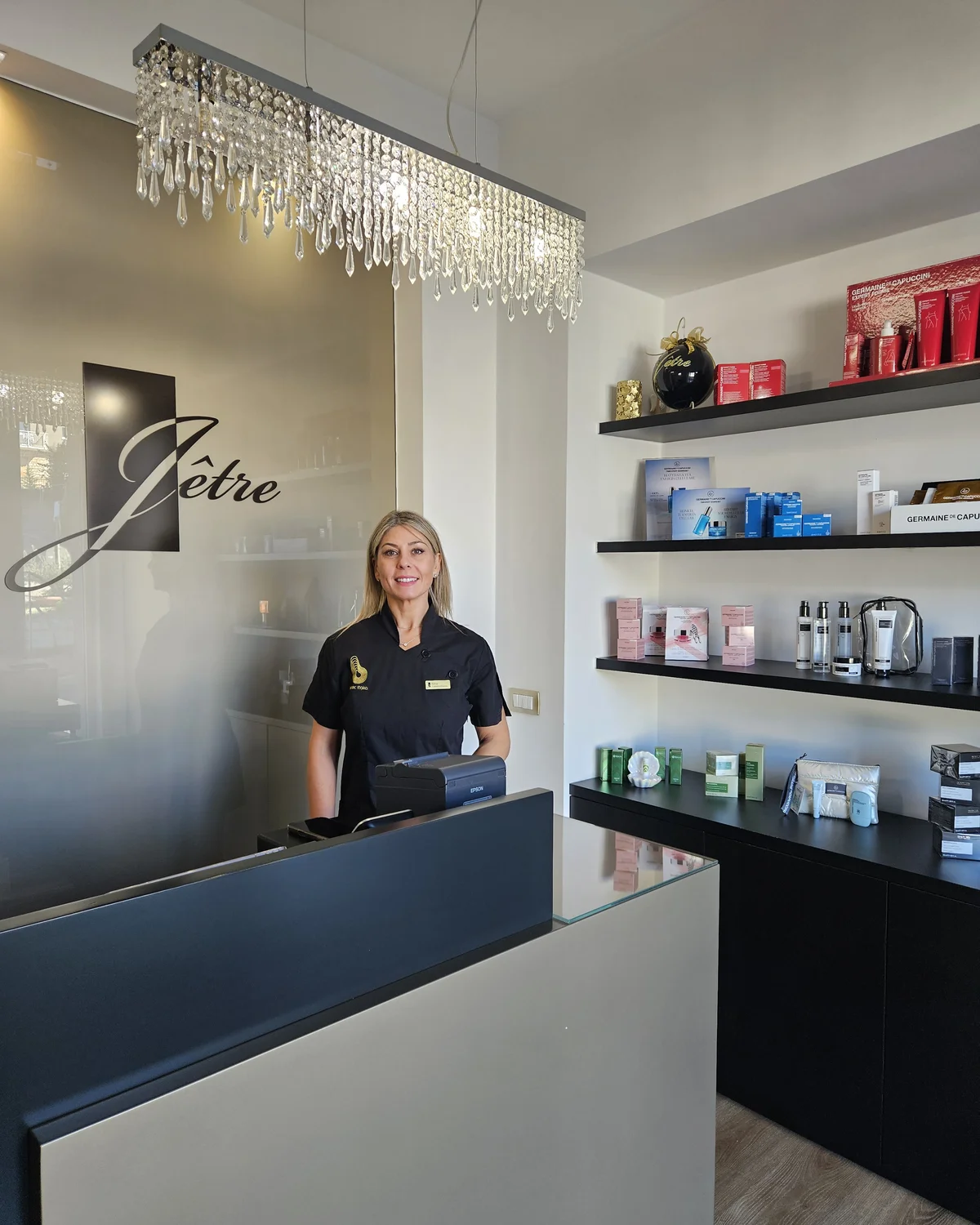Silvia Carpineti alla reception del centro Jêtre di Recanati, con il logo e gli espositori dei prodotti