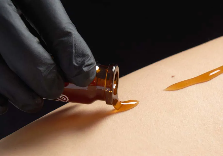 Applicazione di un attivo cosmetico sulla pelle del corpo