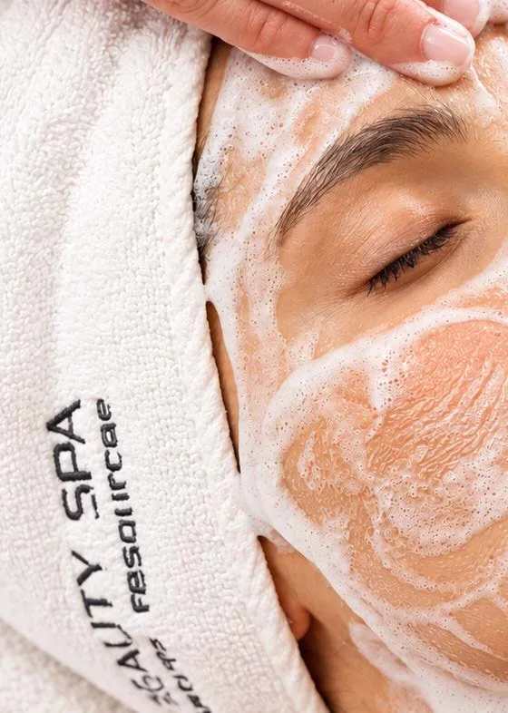 Detersione viso con schiuma Beauty Spa durante un trattamento in cabina