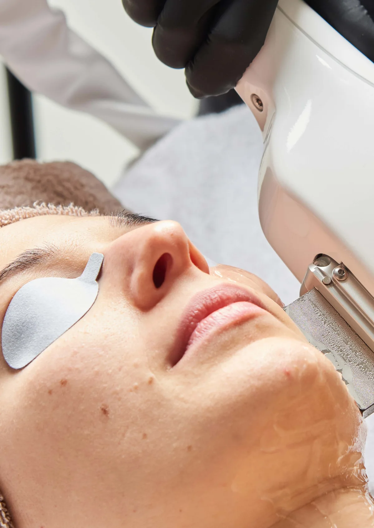 Trattamento viso con tecnologia Biotec Italia e protezioni per gli occhi
