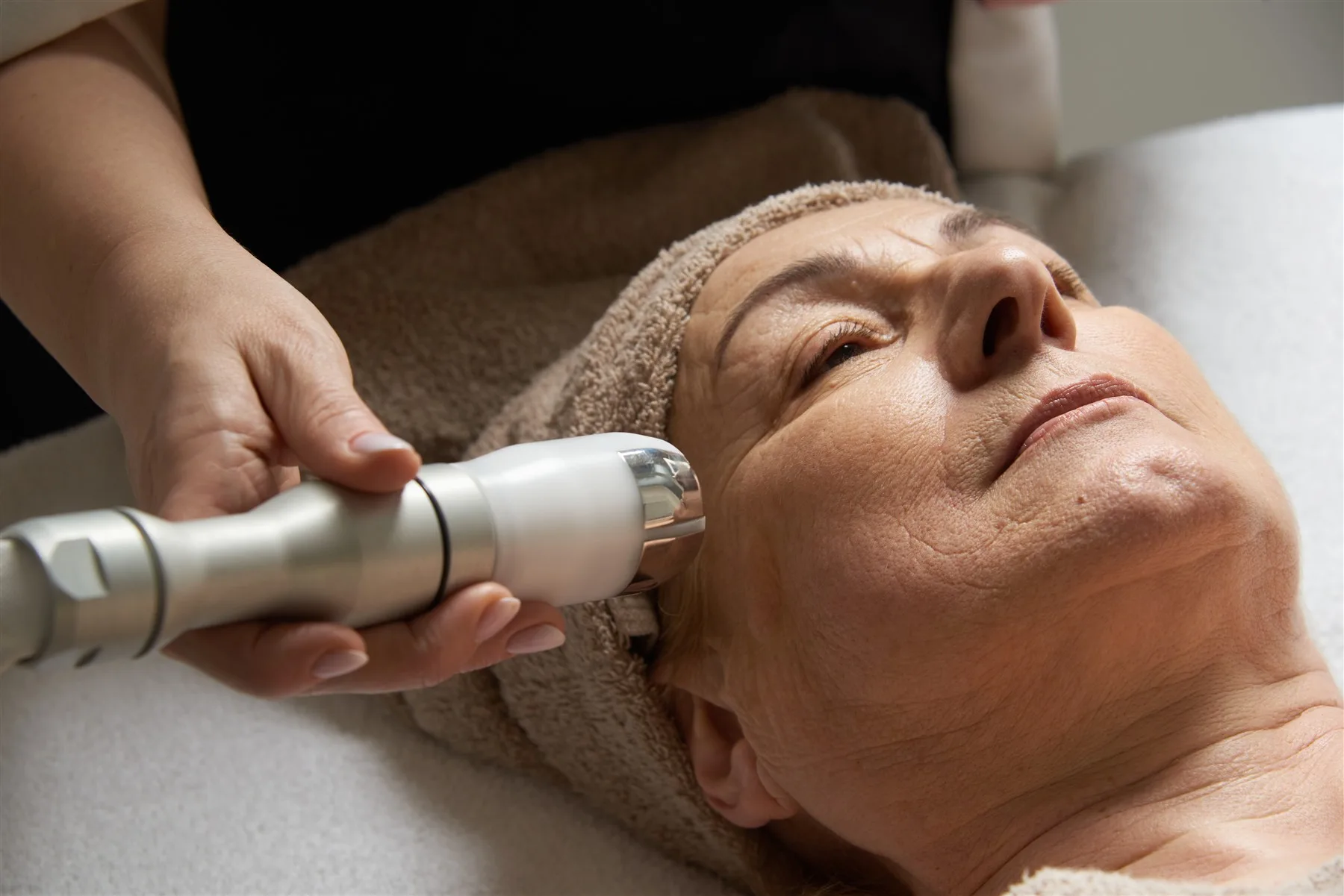 Trattamento viso Skin Tech con radiofrequenza eseguito dall'operatrice