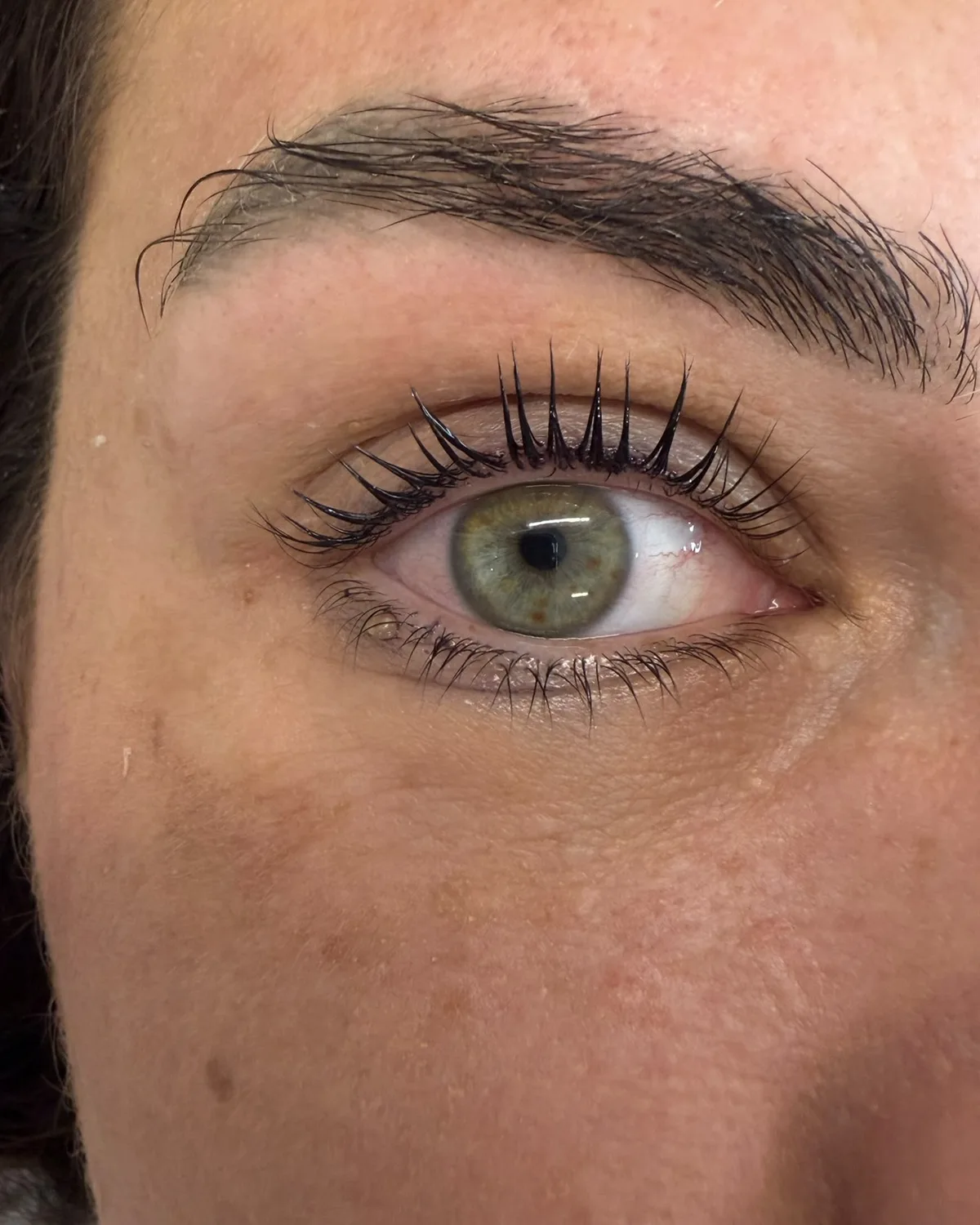 Le stesse ciglia dopo il trattamento lash filler