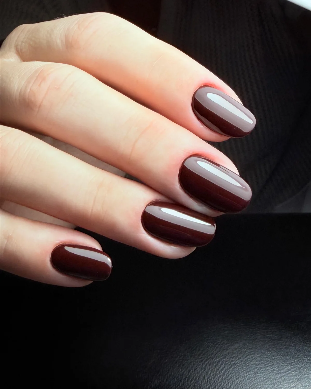 Manicure con semipermanente bordeaux su unghie ovali