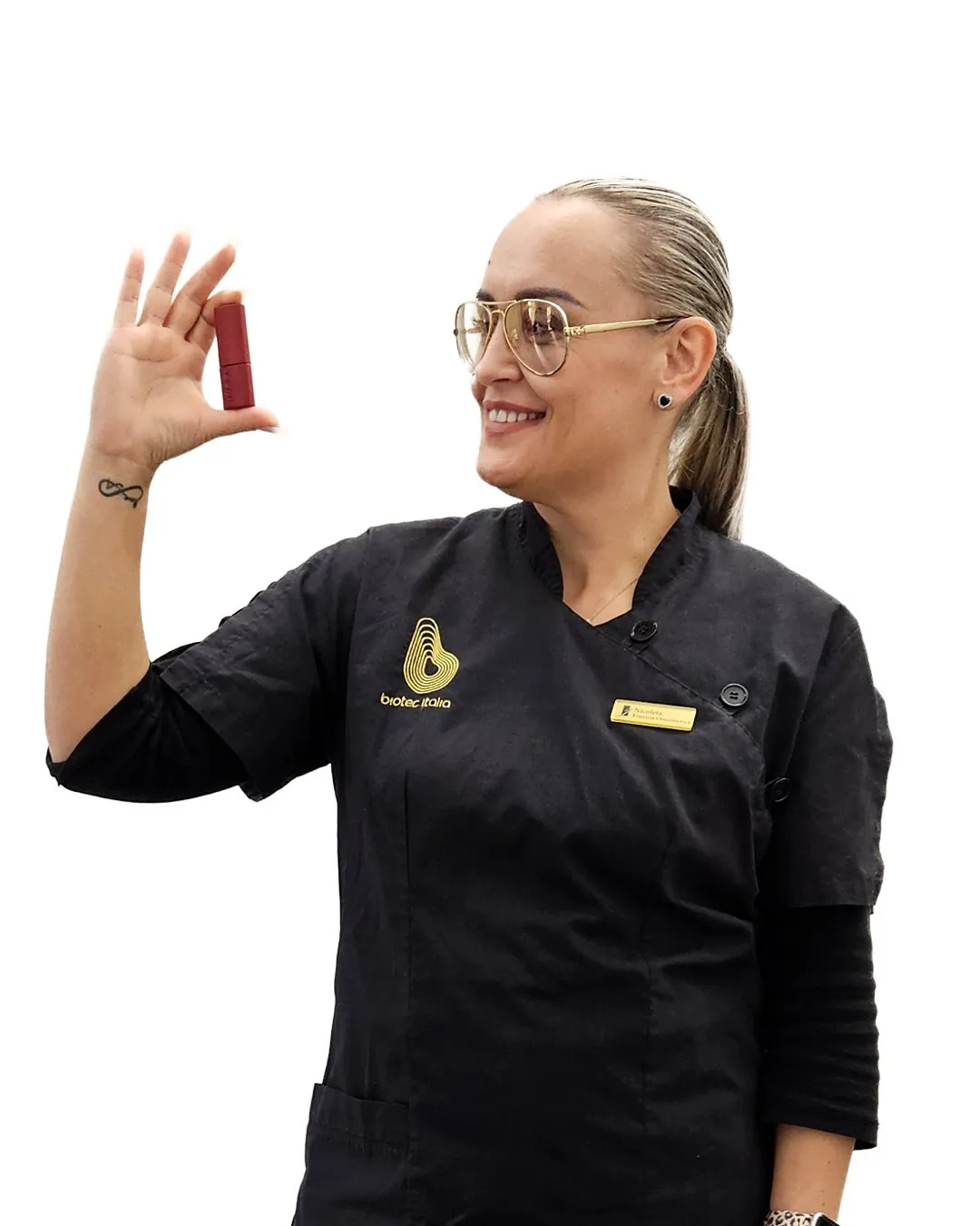 Nicoleta, onicotecnica ed estetista del team Jêtre, con uno smalto