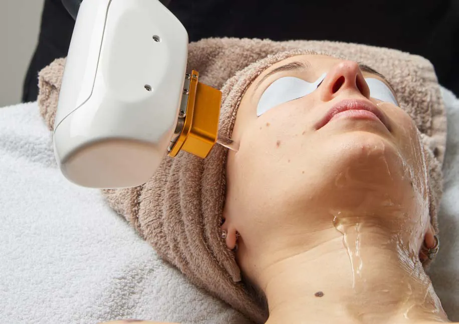 Trattamento viso anti macchia con tecnologia dedicata