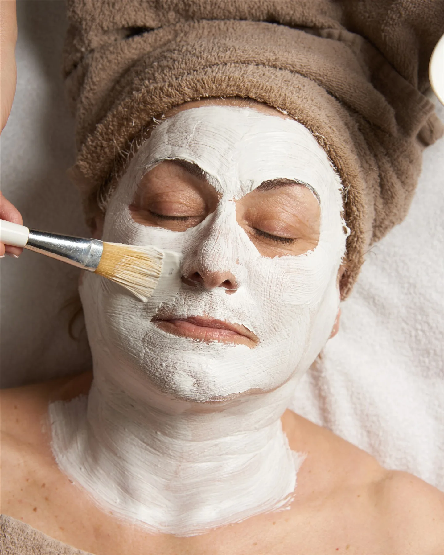 Applicazione con il pennello di una maschera viso durante un percorso Jêtre